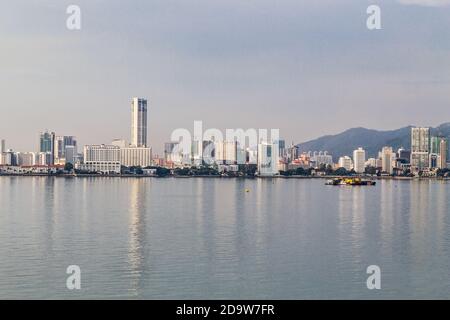 Sonnenaufgang Blick auf Penang Island von der Straße von Malacca Stockfoto