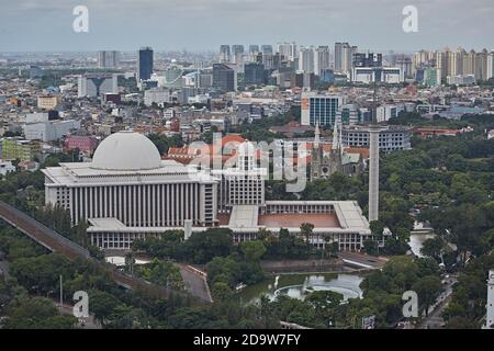 Jakarta, Indonesien, März 2016. Luftaufnahme von Masjid Istiqlal, der wichtigsten Moschee der Stadt. Stockfoto