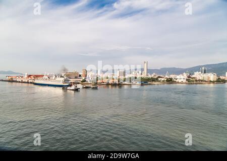 Sonnenaufgang Blick auf Penang Island von der Straße von Malacca Stockfoto