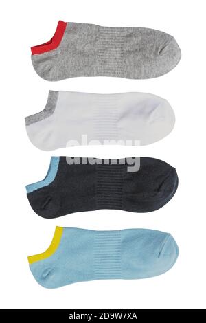 Gruppe von kurzen Sportsocken isoliert auf weißem Hintergrund. Stockfoto