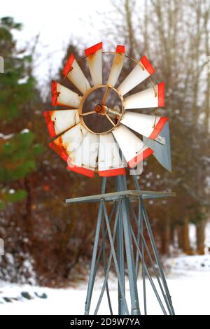 Alte Windmühle im Winter Stockfoto