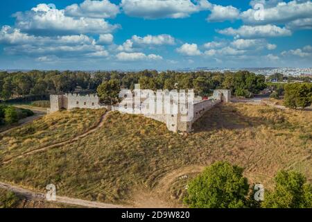 Luftaufnahme von Binar Bashi oder Antipatris, osmanische Steinhochburg in Israel mit quadratischem Grundriss verträumter blauer Himmel Stockfoto