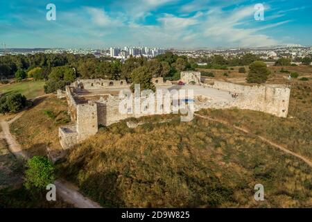 Luftaufnahme von Binar Bashi oder Antipatris, osmanische Steinhochburg in Israel mit quadratischem Grundriss verträumter blauer Himmel Stockfoto