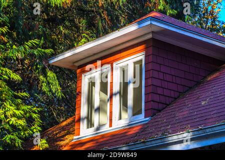 Composite Schindeldach und Dachfenster Stockfoto