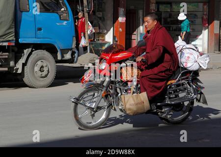 Buddhistischer Mönch auf einem chinesischen Motorrad, Bamei, Provinz West Sichuan, China 30. Juli 2010 Stockfoto