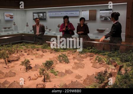 Geführte Tour in der Ethnologie-Ausstellung, Provinzmuseum, Lanzhou, Provinz Gansu, China September 2011 Stockfoto