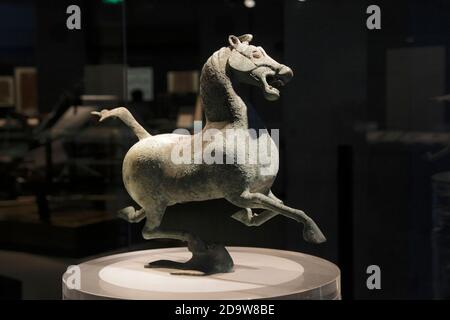 Bronze eines fliegenden Pferdes, aus Wuwei (Symbol der Stadt Wuwei), im Provinzmuseum, Lanzhou, Provinz Gansu, China, 2011. September Stockfoto