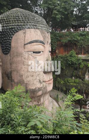 Riesen-Buddha-Statue mit einer Galerie von Touristen, Leshan, am Jangtse-Fluss, West-Sichuan, China Juli 2010 Stockfoto