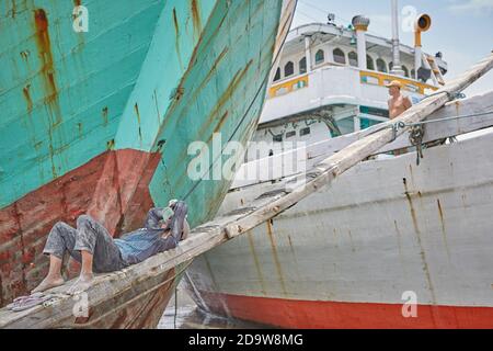 Jakarta, Indonesien, März 2016. Ein Segler, der auf den traditionellen Holzbooten, dem Pinisi, im Hafen von Sunda Kelapa ruht. Stockfoto