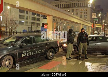 Detroit Polizeioffiziere in der Innenstadt auf einer regnerischen Nacht in Detroit, Michigan, USA Stockfoto