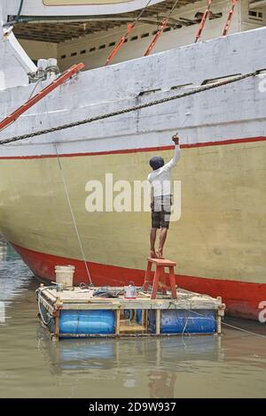 Jakarta, Indonesien, März 2016. Segler arbeiten auf den traditionellen Holzbooten, der Pinisi, im Hafen von Sunda Kelapa. Stockfoto