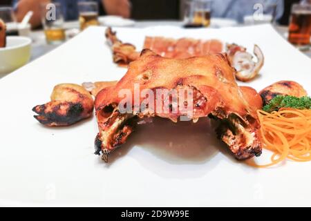 Serviert köstliche Spanferkel im Restaurant während der Feier Stockfoto