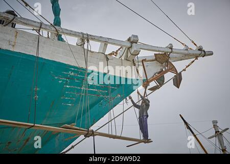 Jakarta, Indonesien, März 2016. Segler arbeiten auf den traditionellen Holzbooten, der Pinisi, im Hafen von Sunda Kelapa. Stockfoto