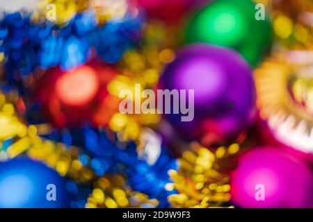 Defokussierte bunte Weihnachtskugeln Urlaub Dekorationen, abstrakt verschwommen Bokeh Hintergrund-Effekt. Außerhalb des Fokus leuchtende Lichter Feier Textur Stockfoto