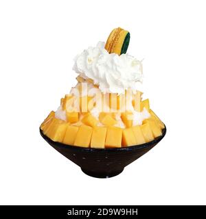 Eis mit reifen Mango isoliert auf weißem Hintergrund gekrönt. Stockfoto