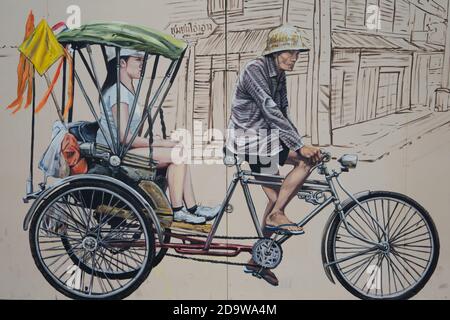Ein Wandbild in der Ong Ang Walking Street von Klong Ong Ang, Chinatown / Phahurat, Bangkok, Thailand, das einen Trishaw-Fahrer und Passagier vergangener Zeiten darstellt Stockfoto