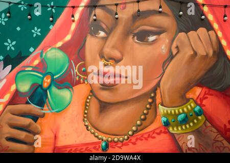 Ein Wandbild in der Ong Ang Walking Street von Klong Ong Ang, Chinatown / Phahurat, Bangkok, Thailand, zeigt eine indische Frau mit elektrischem Handventilator Stockfoto