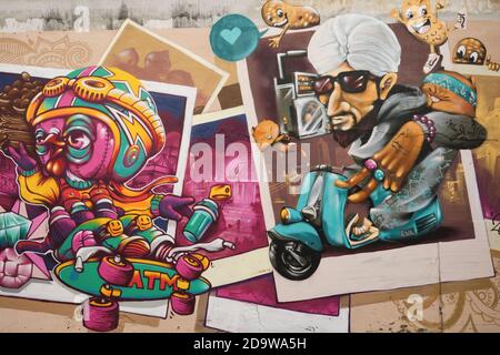 Ein Wandbild Ong Ang Walking Street von Klong Ong Ang, Chinatown / Phahurat, Bangkok, Thailand, zeigt einen Sikh auf einem Motorroller und eine Fantasiefigur Stockfoto