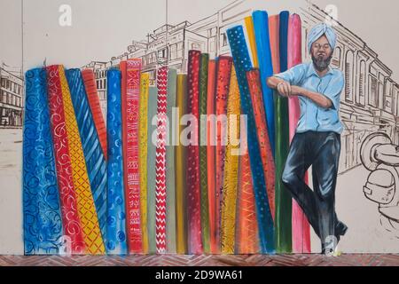 Ong Ang Walking Street von Klong Ong Ang, Chinatown / Phahurat, Bangkok, Thailand, zeigt einen Sikh Textilhändler Stockfoto