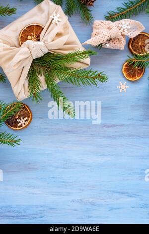 Weihnachten furoshiki Verpackung, ethische weihnachtsgeschenk, Null Abfall Konzept Stockfoto