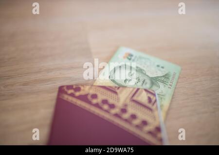 Zwanzig Thai Baht Bill teilweise innerhalb eines Schweden-Passes Stockfoto