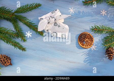 Weihnachten furoshiki Verpackung, ethische weihnachtsgeschenk, Null Abfall Konzept Stockfoto