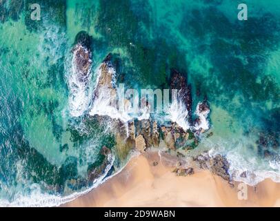 Blick von oben auf die Felsen und Wellen am Dudley Beach In Newcastle Australien Stockfoto