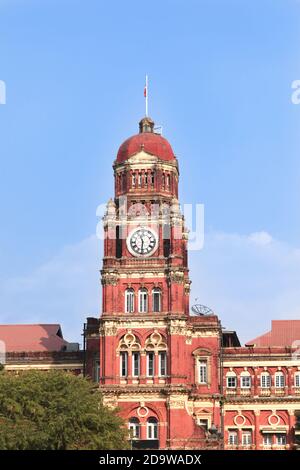 Das alte High Court Gebäude wurde 1905 in Yangon, der Hauptstadt von Myanmar, im britischen Kolonialstil erbaut. Es wird nicht mehr als Gericht BU verwendet Stockfoto