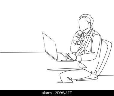 Eine kontinuierliche Linie Zeichnung junge Manager konzentrieren Denken und halten sein Kinn mit den Händen, während vor dem Computer sitzen. Geschäftsidee Konzept Stock Vektor