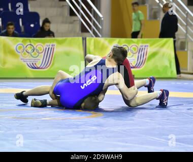 Orenburg, Russland - 15.-16. März 2017: Junge Männer treten im Sportwrestling bei der Wolga Federal District Championship im Sportwrestling an Stockfoto