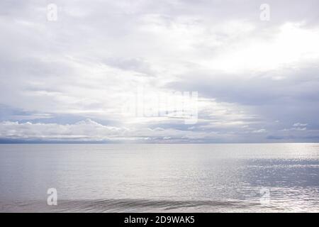 Grauer Himmel nach dem Regen hörte über dem ruhigen Meer auf. Stockfoto
