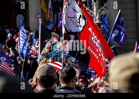 Lansing, Usa. November 2020. Demonstranten stehen auf den Stufen des Michigan State Capitol Building, während sie Flaggen halten, um Präsident Donald Trump zu unterstützen.eine große Anzahl von Menschen versammelten sich, um am Stop the Steal Protest teilzunehmen, der organisiert wurde, um Widerstand gegen Biden zu zeigen, der die Präsidentschaft gewann. Viele bei dem Protest vermuteten, dass Stimmabgabe als ungenau, betrügerisch oder Stimmen für Donald Trump als bösartig zerstört wurde. Kredit: SOPA Images Limited/Alamy Live Nachrichten Stockfoto