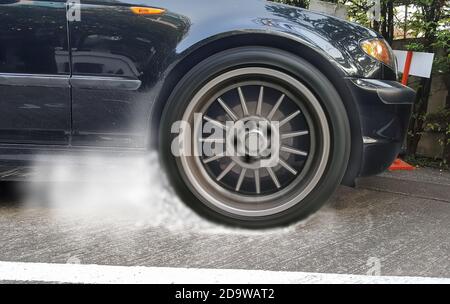 Zeigen Drifting Auto brennenden Reifen Rennwagen in Rennstrecken. Stockfoto