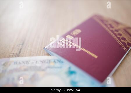 Die Ecke einer fünf-Pfund-Note in einem Schweden Reisepass Stockfoto