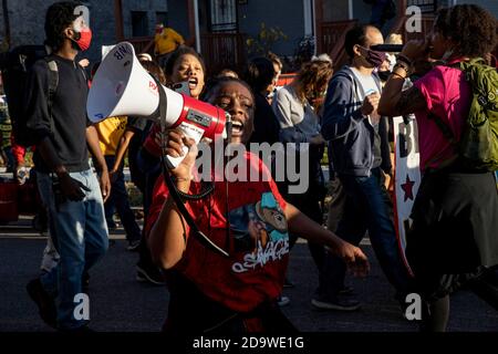 Detroit, Usa. November 2020. Während der Demonstration chanten Demonstranten Parolen, während sie auf der Straße marschieren.Hunderte von Menschen kamen für die "Michigan kämpft zurück! Schützen Sie die Vote-Rallye und März, die begann und endete bei der Detroit Department of Elections. Dieser Protest unterstützte Black Lives Matter, die LGBTQ-Gemeinschaft und die Ergebnisse der Präsidentschaftswahl 2020 und auch gegen Polizeibrutalität und Präsident Donald Trump. Kredit: SOPA Images Limited/Alamy Live Nachrichten Stockfoto