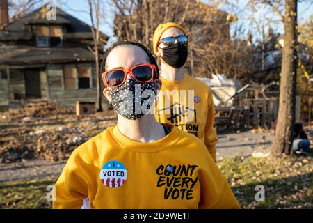 Detroit, Usa. November 2020. Demonstranten mit Gesichtsmasken und Aufklebern zur Unterstützung der Wahlveranstaltung während der Demonstration Hunderte von Menschen kamen für die "Michigan kämpft zurück! Schützen Sie die Vote-Rallye und März, die begann und endete bei der Detroit Department of Elections. Dieser Protest unterstützte Black Lives Matter, die LGBTQ-Gemeinschaft und die Ergebnisse der Präsidentschaftswahl 2020 und auch gegen Polizeibrutalität und Präsident Donald Trump. Kredit: SOPA Images Limited/Alamy Live Nachrichten Stockfoto