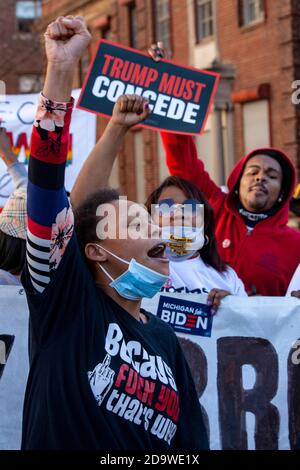 Detroit, Usa. November 2020. Während der Demonstration chanten Demonstranten Parolen, während sie auf der Straße marschieren.Hunderte von Menschen kamen für die "Michigan kämpft zurück! Schützen Sie die Vote-Rallye und März, die begann und endete bei der Detroit Department of Elections. Dieser Protest unterstützte Black Lives Matter, die LGBTQ-Gemeinschaft und die Ergebnisse der Präsidentschaftswahl 2020 und auch gegen Polizeibrutalität und Präsident Donald Trump. Kredit: SOPA Images Limited/Alamy Live Nachrichten Stockfoto