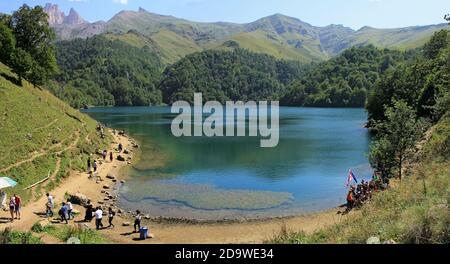 Aserbaidschan. Wunderschöner See mit blauen Hirschen. Touristen laufen um den See herum. In der Nähe der Stadt Ganja. Stockfoto