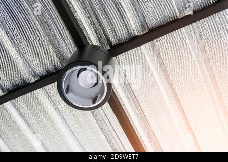 Die LED-Lampen in den Deckenleuchten sind in der Nähe. Stockfoto