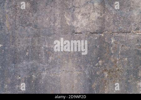 Hintergrund. Alte strukturierte Betonwand mit Metallverstärkung. Stockfoto