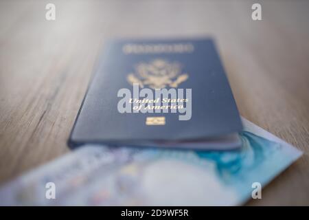 American Passport mit einem verschwommenen fünf Pfund Note innen Stockfoto