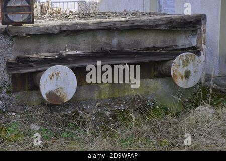 Blick auf Sackgasse Bahngleis Metall Pumper Schild an Das Ende des Bahntrails als Konzept für Einsamkeit Und Isolation und Transienz Stockfoto