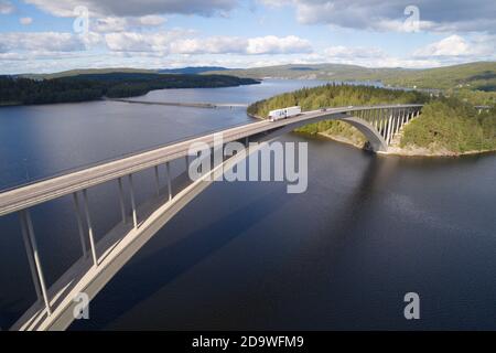 Lunde, Schweden - 26. August 2020: Luftaufnahme der Betonbogenbrücke über den Angermanalven wurde 1943 eröffnet. Stockfoto