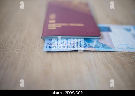 Bank of Indonesia, 50.000 Rupien Bill in einem schwedischen Pass Stockfoto