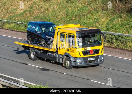 AA Roadside 24 Stunden Pannenpanne Straßenrand Erholung; Autotransporter man Lieferwagen, mit Mercedes Benz A Klasse Transport, Rettungswagen, Fracht, Fahrzeug, Lieferung, gewerblichen Transport, Industrie, auf der M61 in Manchester, Großbritannien Stockfoto