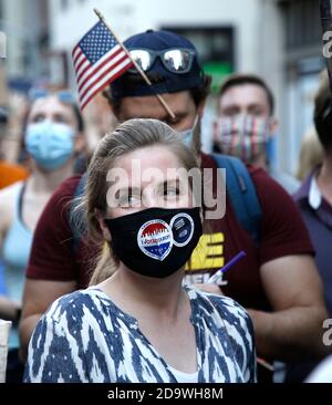 New York City, USA. November 2020. Demonstranten sind am 7. November 2020 in Midtown in New York City USA vorgekommen. Demokratische und sozialistische Organisationen in den USA wollen sicher sein, dass alle Stimmzettel gezählt werden und dass der Wahlprozess respektiert wird. ( Foto von John Lamparski/ Quelle: SIPA USA/Alamy Live News Stockfoto