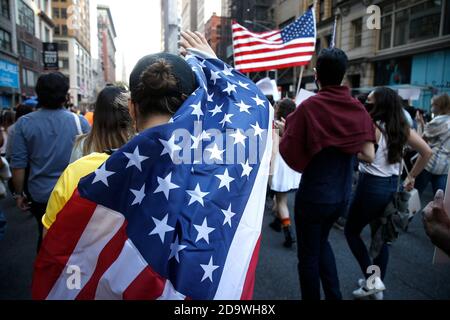 New York City, USA. November 2020. Demonstranten sind am 7. November 2020 in Midtown in New York City USA vorgekommen. Demokratische und sozialistische Organisationen in den USA wollen sicher sein, dass alle Stimmzettel gezählt werden und dass der Wahlprozess respektiert wird. ( Foto von John Lamparski/ Quelle: SIPA USA/Alamy Live News Stockfoto