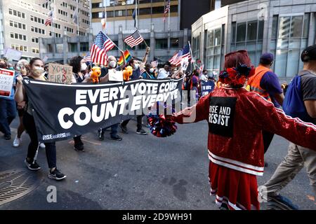 New York City, USA. November 2020. Demonstranten sind am 7. November 2020 in Midtown in New York City USA vorgekommen. Demokratische und sozialistische Organisationen in den USA wollen sicher sein, dass alle Stimmzettel gezählt werden und dass der Wahlprozess respektiert wird. ( Foto von John Lamparski/ Quelle: SIPA USA/Alamy Live News Stockfoto