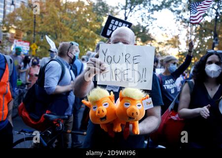 New York City, USA. November 2020. Demonstranten sind am 7. November 2020 in Midtown in New York City USA vorgekommen. Demokratische und sozialistische Organisationen in den USA wollen sicher sein, dass alle Stimmzettel gezählt werden und dass der Wahlprozess respektiert wird. ( Foto von John Lamparski/ Quelle: SIPA USA/Alamy Live News Stockfoto