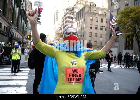 New York City, USA. November 2020. Demonstranten sind am 7. November 2020 in Midtown in New York City USA vorgekommen. Demokratische und sozialistische Organisationen in den USA wollen sicher sein, dass alle Stimmzettel gezählt werden und dass der Wahlprozess respektiert wird. ( Foto von John Lamparski/ Quelle: SIPA USA/Alamy Live News Stockfoto